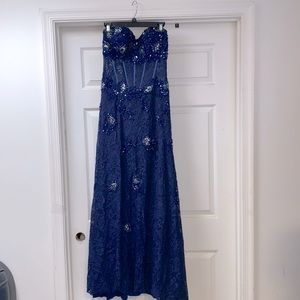 Womens gorgeous blue Strapless gown size 6